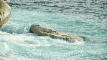 onde turchesi rotolate sulle rocce, spiaggia dell'isola di koh miang, isole similan, rallentatore video