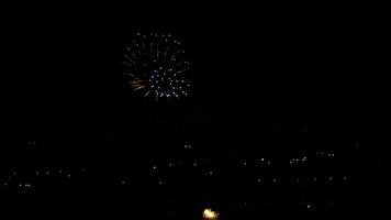 Feuerwerk am Nachthimmel. video