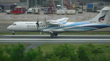 phuket, tailândia 1 de dezembro de 2016 - as vias aéreas de bangkok atr 72 hs pze se aproximando e pousando no aeroporto de phuket. câmera lenta video