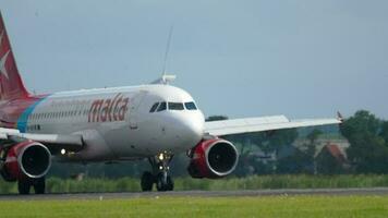 Amsterdã, Holanda, 27 de julho de 2017 - air malta airbus a320 9h aep freando após o pouso na pista 18r polderbaan. Aeroporto de Shiphol, Amsterdã, Holanda video