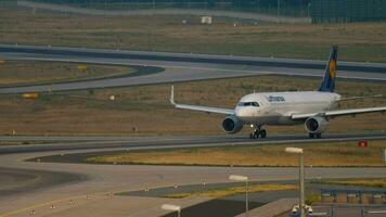 francoforte sul meno, Germania 19 luglio 2017 - lufthansa airbus 320 in rullaggio dopo l'atterraggio a 07l. fraport, francoforte, germania video