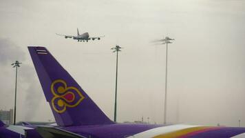 bangkok, thaïlande 11 novembre 2017 - rossiya boeing 747 ei xld s'occupant des tigres ensemble livrée approche avant d'atterrir à l'aéroport de suvarnabhumi. video