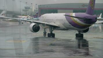 bangkok, tailandia, 11 de noviembre de 2017 - boeing 777 thai airways hs tkd rodando después de aterrizar en el aeropuerto de suvarnabhumi video