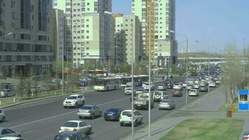 astana, Kazajstán abril 26, 2017 - coche tráfico en el centrar de astana, el capital de kazajstán. preparación para el mundo exposición expo 2017 video