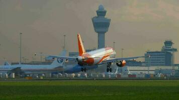 Ámsterdam, el Países Bajos julio 25, 2017 - easyjet aerobús 319 sol ezfé que se acerca antes de aterrizaje a pista 06 kaagbaan a amanecer, lento movimiento. barco aeropuerto, Ámsterdam, Holanda video