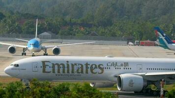phuket, Thailand november 26, 2016 - zendt uit boeing 777 a6 ebo versnellen voordat vertrek van phuket luchthaven. video