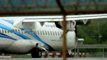 Phuket, Thaïlande novembre 26, 2017 - Bangkok voies aériennes atr 72 600 hs pzb avant Départ de phuket aéroport. video