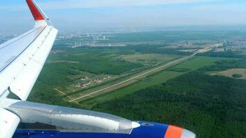 het vliegtuig dat afdaalt voor de landing op de luchthaven van Kazan, de Russische Federatie. video