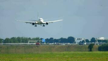 amsterdam, de nederländerna juli 27, 2017 - transavia boeing 737 ph hsc närmar sig innan landning på bana 18r polderbaan. shiphol flygplats, amsterdam, holland video