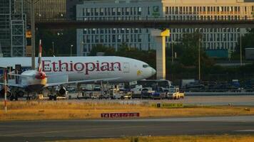 frankfurt am main, alemania 21 de julio de 2017 - boeing etíope 777 et anq remolcando al servicio al amanecer. fraport, frankfurt, alemania video