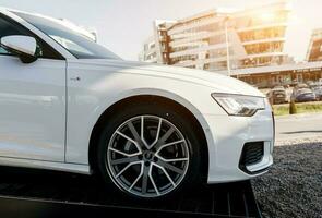 minsk, bielorrusia, junio 2023 - costoso rápido coche audi a6. foto