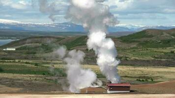 sources chaudes fumantes sur les champs de soufre volcaniques d'islande. video