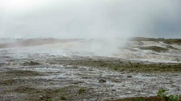 sources chaudes fumantes sur les champs de soufre volcaniques d'islande. video