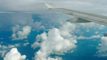 volador en un avión mediante el esponjoso, nieve blanco nubes espectacular ver desde el ventana de un avión. aeronave moscas dentro un racimo de hermosa nubes video