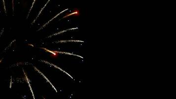 fuegos artificiales que destellan en el cielo de la tarde. video