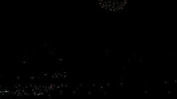 feux d'artifice clignotant dans le ciel du soir. video