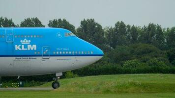 amsterdam, holanda 24 de julho de 2017 - klm royal holandesa airlines boeing 747 ph bfc taxiando antes de decolar em polderbaan 36l, shiphol airport, amsterdam, holland video