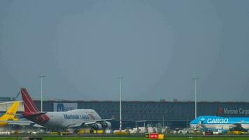 amsterdam, il Olanda luglio 26, 2017 - martinair carico boeing 747 ph mp partenza a pista di decollo 24 kaagbaan. nave aeroporto, amsterdam, Olanda video