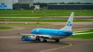 amsterdam, de nederländerna juli 29, 2017 - klm boeing 737 ph bgm bogsering innan avresa. shiphol flygplats, amsterdam, holland video