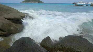 ondas turquesa rolaram nas rochas, praia da ilha de koh miang, ilhas similan video