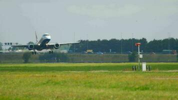 Ámsterdam, Países Bajos, 27 de julio de 2017 - British Airways cityflayer embraer 190 g lcyr aterrizando en la pista 18r polderbaan. Aeropuerto de Shiphol, Amsterdam, Holanda video