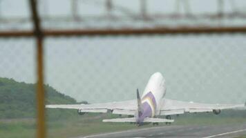 phuket, Tailandia noviembre 26, 2017 - tailandés vías respiratorias boeing 747 hs tgb tomar apagado desde phuket aeropuerto. video