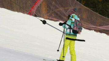 skieuse sur un téléski, station de belokurikha video