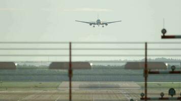 aereo widebody in avvicinamento prima dell'atterraggio. aeroporto di dusseldorf video