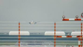 aereo si avvicina prima approdo. dusseldorf aeroporto video