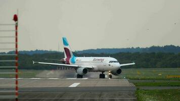 dusseldorf, alemania 22 de julio de 2017 - eurowings airbus 319 d abgp rodando después del aterrizaje. aeropuerto de dusseldorf, alemania video