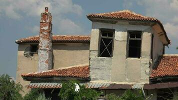 vecchio storico rovinato Casa di per crollo video