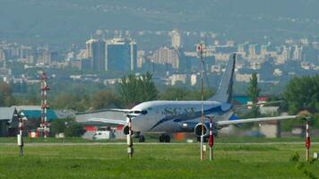 almatië, Kazachstan mei 5, 2019 - scat luchtvaartmaatschappijen boeing 737 omhoog b3710 versnellen voordat vertrek tegen Almaty stad horizon. Almaty Internationale luchthaven, Kazachstan video