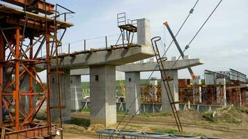 Novosibirsk región, ruso federación mayo 25, 2019 - construcción de un automóvil gastos generales la carretera. ver desde el ventana de el suburbano tren video