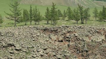 roto y se desmoronó rocas derramar desde el cañón Pendiente cresta hacia el Valle piso video