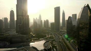 modern hoog stijgen wolkenkrabber kantoor gebouwen in stedelijk stad metropolis video