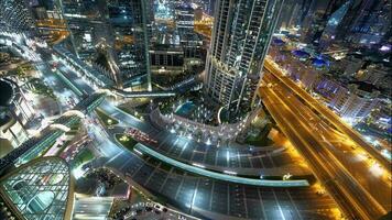 Zeit Ablauf von modern futuristisch städtisch Stadt Horizont Gebäude und Straße Autos der Verkehr video