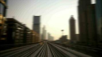 hora lapso de tren ferrocarril ver conducción mediante moderno urbano ciudad edificios negocio distrito en prisa hora tráfico video