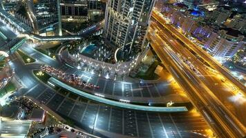 hora lapso de moderno futurista urbano ciudad horizonte edificios y la carretera carros tráfico video