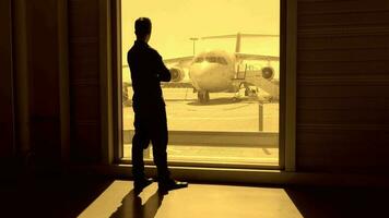 Geschäft Passagier Einsteigen beim Flughafen Terminal Tor bereit zum Flug Reisen video