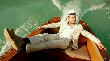 bonheur mode de vie portrait de Jeune homme dans ancien style profiter bateau balade relaxant sur Lac video