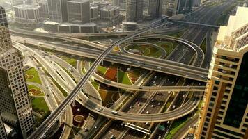 tijd vervallen van modern futuristische stedelijk stad horizon gebouwen en weg auto's verkeer video