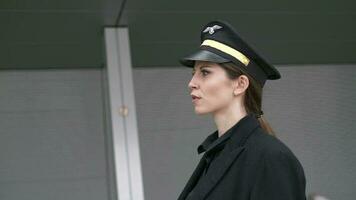 weiblich Fluggesellschaft Kapitän Pilot Offizier im passen Arbeiten beim Flughafen Terminal video