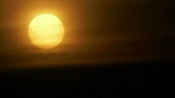 temps laps de le coucher du soleil Soleil ciel horizon Contexte video