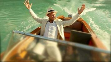 bonheur mode de vie portrait de Jeune homme dans ancien style profiter bateau balade relaxant sur Lac video