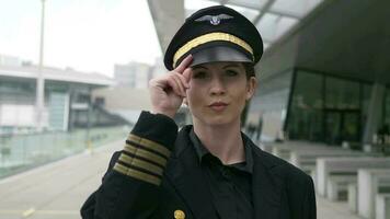 kvinna flygbolag kapten pilot officer i kostym arbetssätt på flygplats terminal video