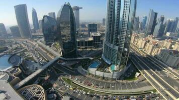 moderno alto subir rascacielos oficina edificios en urbano ciudad metrópoli video