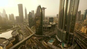 Zeit Ablauf von modern futuristisch städtisch Stadt Horizont Gebäude und Straße Autos der Verkehr video