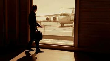 o negócio passageiro embarque às aeroporto terminal portão pronto para voar viajando video
