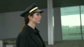 fêmea CIA aérea capitão piloto Policial dentro terno trabalhando às aeroporto terminal video