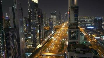 hora lapso de moderno futurista urbano ciudad horizonte edificios y la carretera carros tráfico video